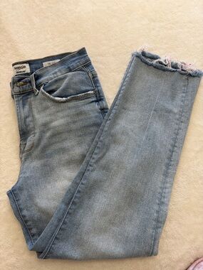 Kensie Light Wash Frayed Hem Ankle Skinny Jeans